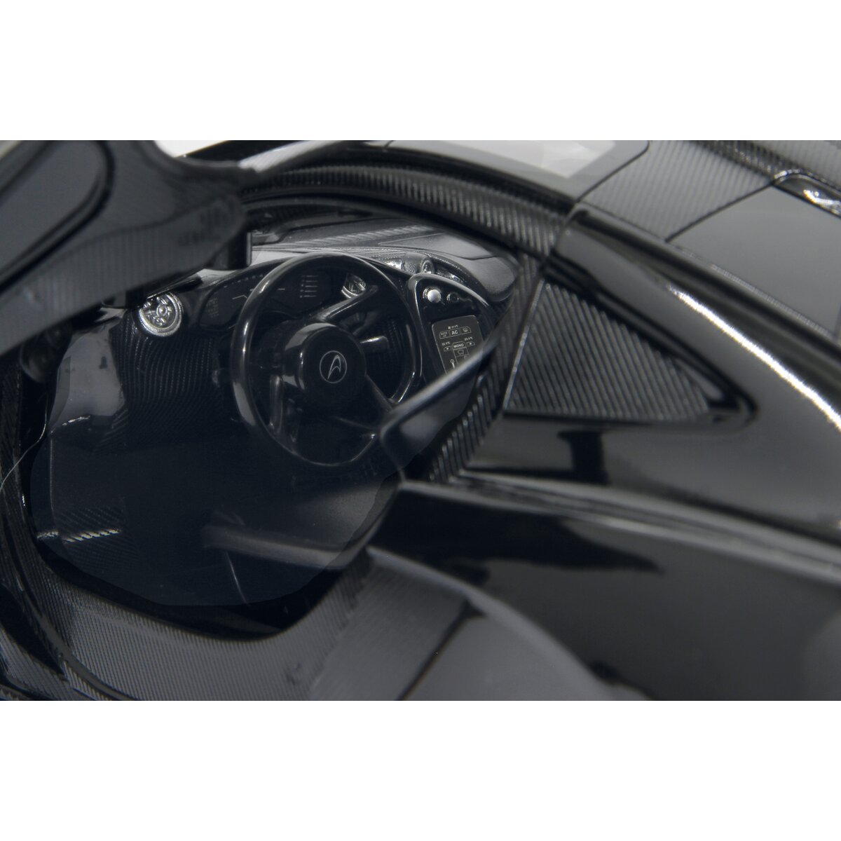 McLaren P1 1:14 schwarz 27MHz Tür manuell McLaren P1 1:14 schwarz 27MHz Tür manuell